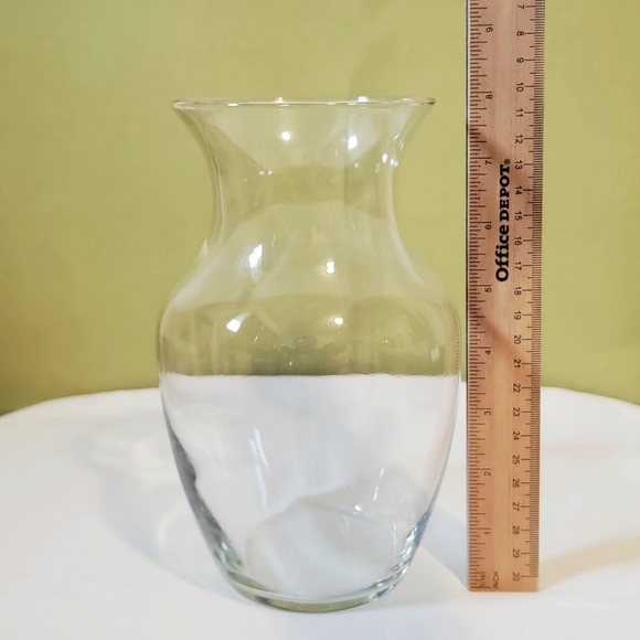 2 Glass Flower Vases, 8" and 7" Height - Picture 3 of 7